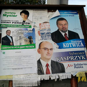Tablica ogłoszeniowa z plakatami kandydatow