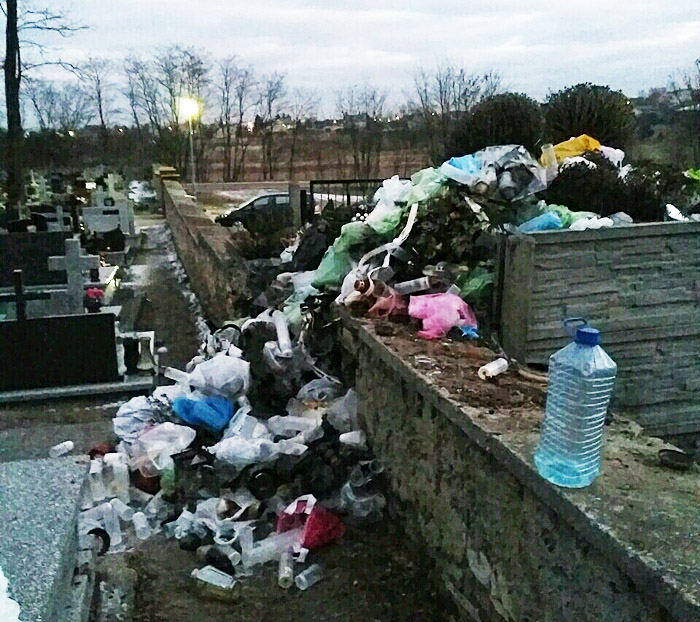 2016-12-30-smieci-na-cmentarzu-w-piekoszowie-1